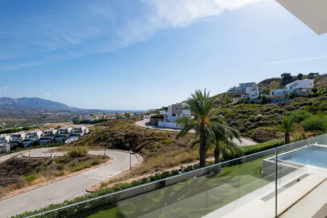 Spectacular Contemporary Villa with Exquisite Quality and Beautiful Views — 34