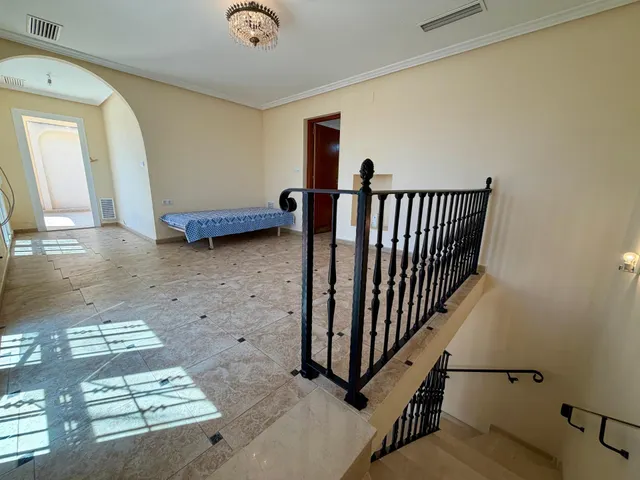 Villa independiente con piscina privada y 6 dormitorios junto a la Laguna Rosa de Torrevieja — 32