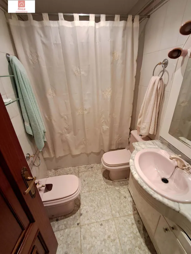 Se vende vivienda doble en Montijo, zona centro, plaza santa clara, a tres calles, con garaje y piscina — 9