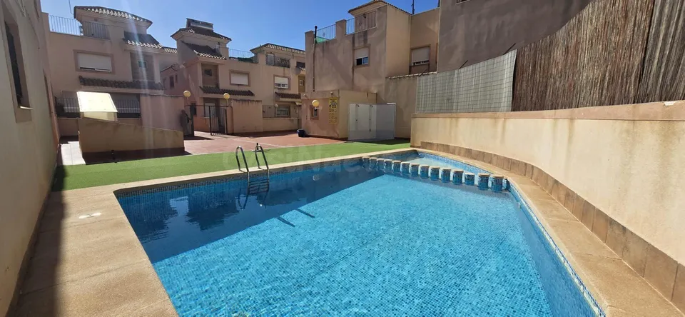 Chalet pareado con piscina privada, 4 dormitorios y amplios espacios exteriores en Nuevo San Javier