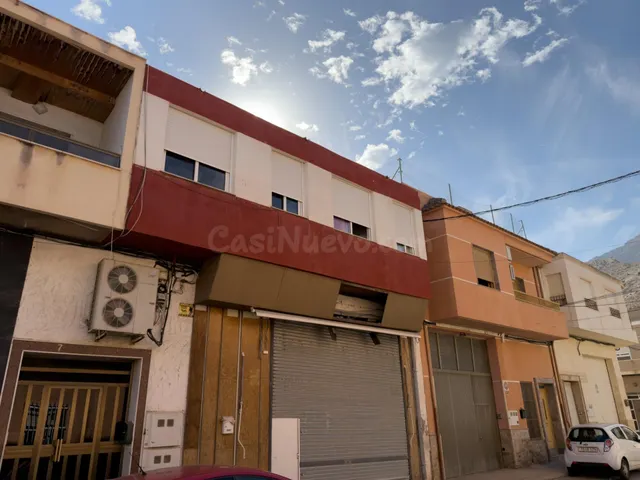 Edificio completo en venta en el centro de Cox – 380 m2 construidos, local + 3 viviendas — 4