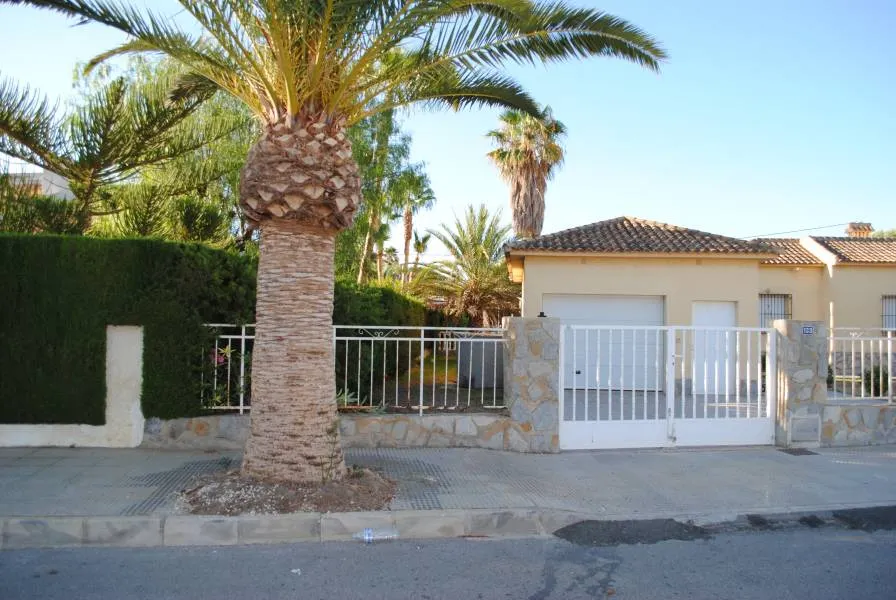 Parcela con proyecto de chalet en Cabo Roig