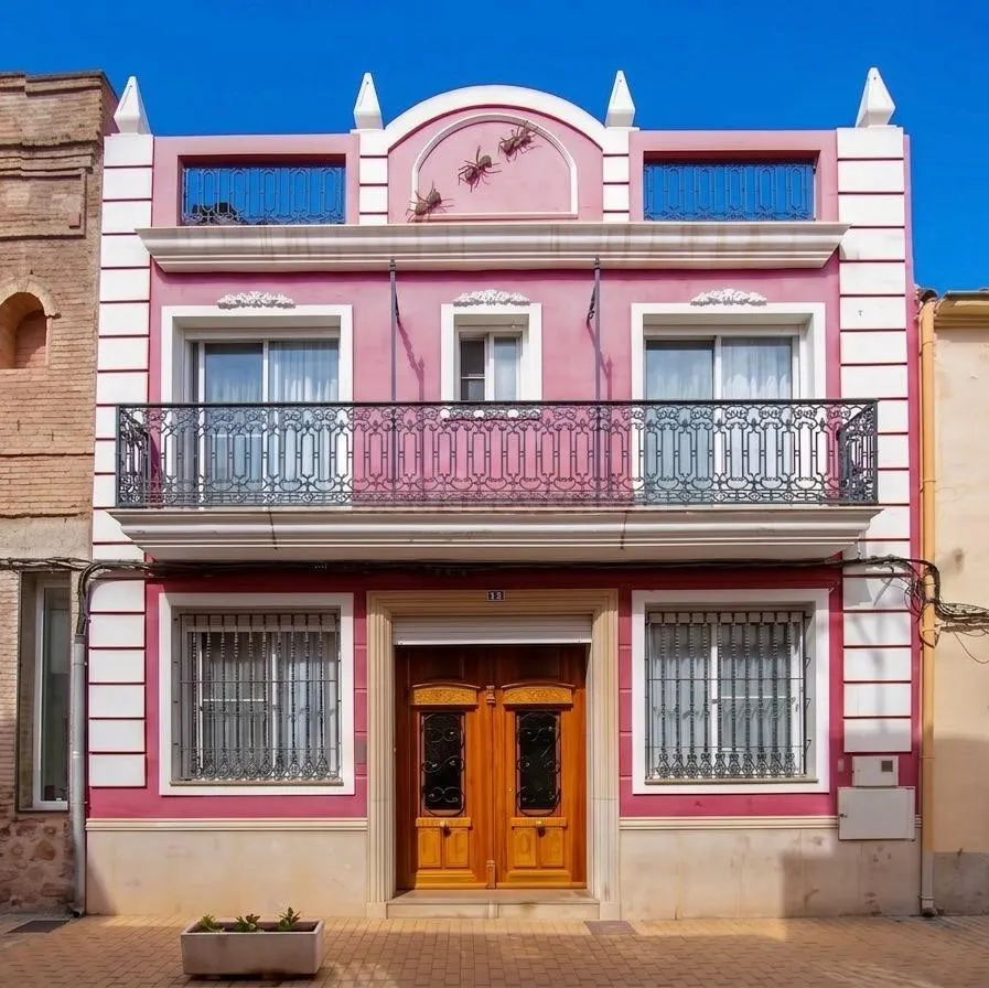MONCOFAR (CASTELLÓN). CASA SINGULAR DE 2 PLANTAS JUNTO A LA IGLESIA.