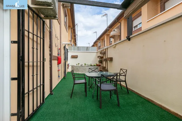 ¡Tu nuevo hogar te espera en Churriana de la Vega! Casa adosada con patio, garaje y futura parada de metro a pocos pasos. — 28