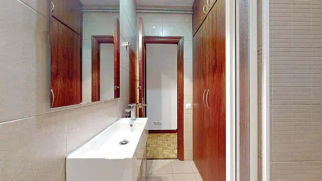 Vivienda en quinta planta con vistas panorámicas, luminosa, con 5 amplias habitaciones. — 35