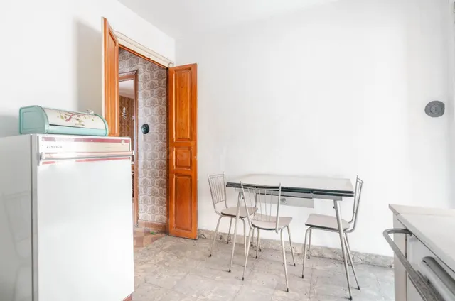 Piso con alma para reformar en Moreda, calle Eloy Martino - foto 4