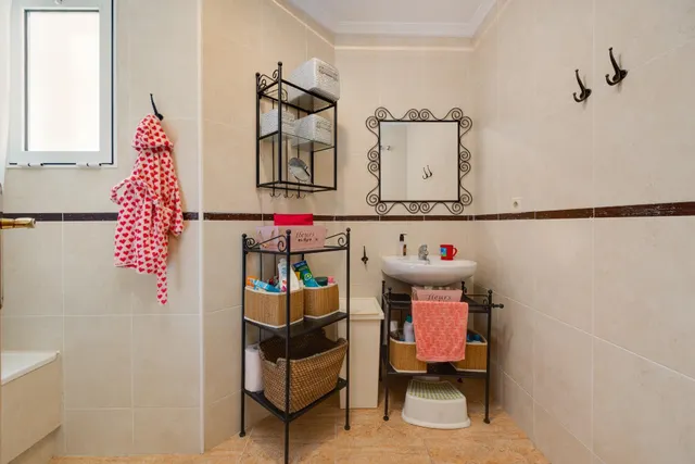 Apartamento de dos dormitorios con piscina comunitaria en el centro de Torrevieja — 26
