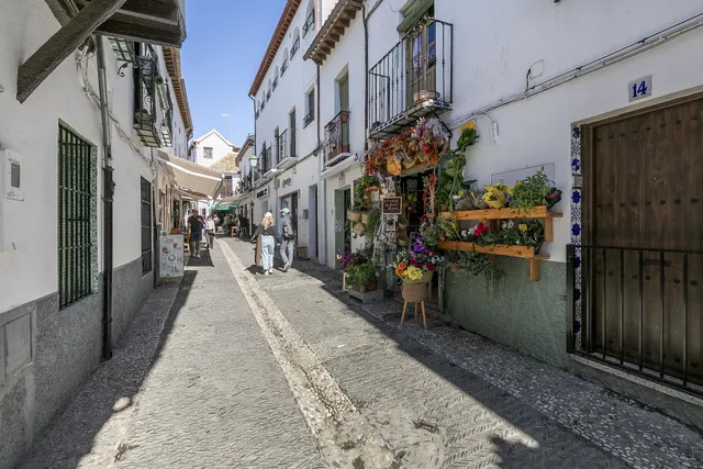 Edificio histórico junto a Plaza Larga, en el corazón del Albaicín (Granada) — 11