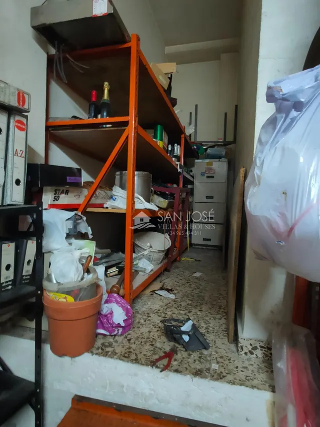 SE VENDE LOCAL CON CAFETERIA-BAR MONTADO CON LICENCIA EN BUENA ZONA DE NOVELDA — 28