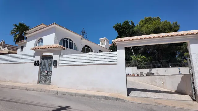Villa de inversión con dos viviendas independientes y terren
