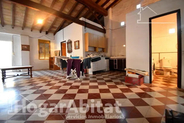 REFORMADO Y AMPLIO CON TECHOS ALTOS, PISCINA Y MUCHO ESTILO ¡TE ENCANTARÁ! — 28