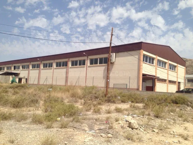 Parcela de 2000 m2 con una edificación de 1200m2, en polígon - foto 3
