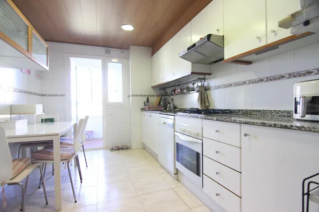 Amplio piso de 4 habitaciones con terraza y plaza de parking en la zona del lago de Olesa de Montserrat — 11