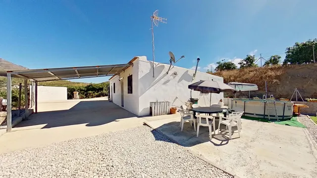 CORTIJO Y PARCELA DE 2.869 M2  EN MOLVÍZAR