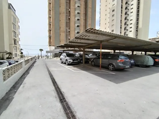 Apartamento de esquina con 2 dormitorios y terraza acristlada en 1 Linea playa Levante. — 29