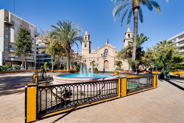 Apartamento de dos dormitorios con piscina comunitaria en el centro de Torrevieja — 43