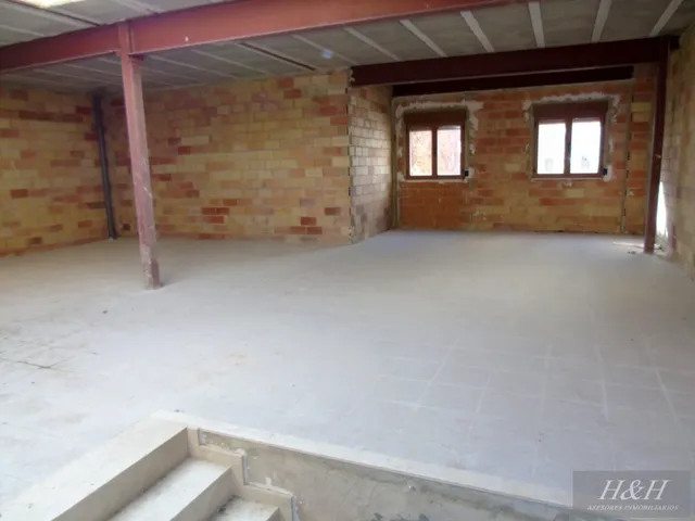 Se alquila escaleta para uso comercial en Jorge Juan. /HH Asesores, Inmobiliaria en Burjassot/. — 17