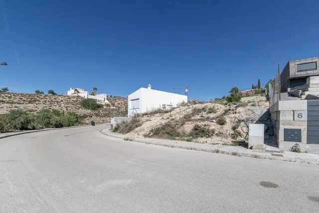 SOLAR URBANO EN ALTOS DE LA ZUBIA CON MAGNÍFICAS VISTAS — 2