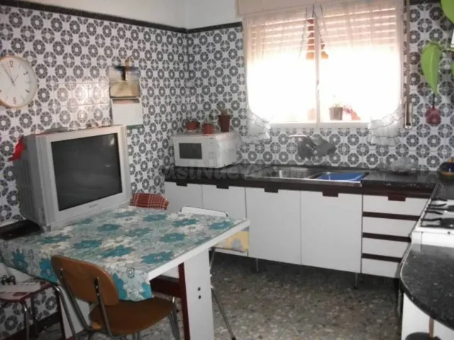 CASA DE TRES PLANTAS EN VENTA