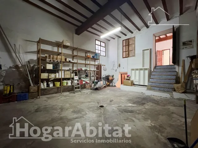 Espaciosa casa con local comercial y garaje en el centro — 46
