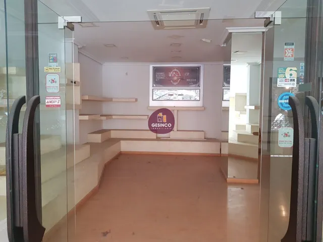 LOCAL COMERCIAL CON GRANDES ESCAPARATES EN ALQUILER — 2