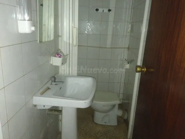 Se vende Local comercial en el Centro , escaparate a dos cal - foto 2