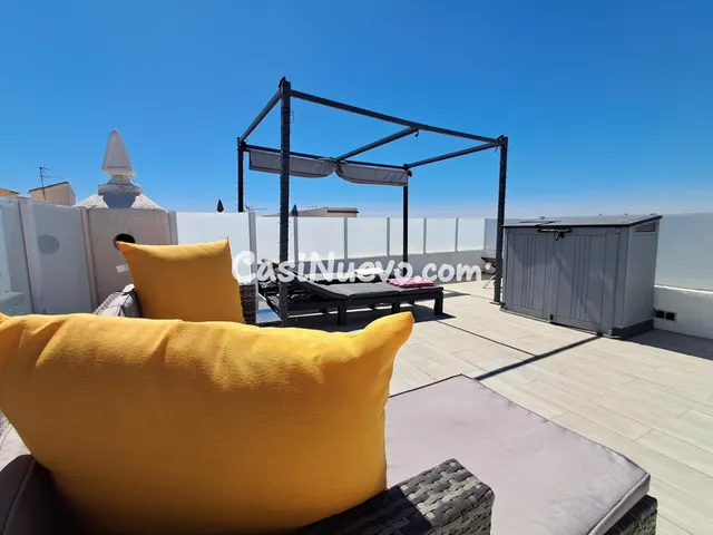 Elegante vivienda en Villamartín con terraza privada en la a - foto 2