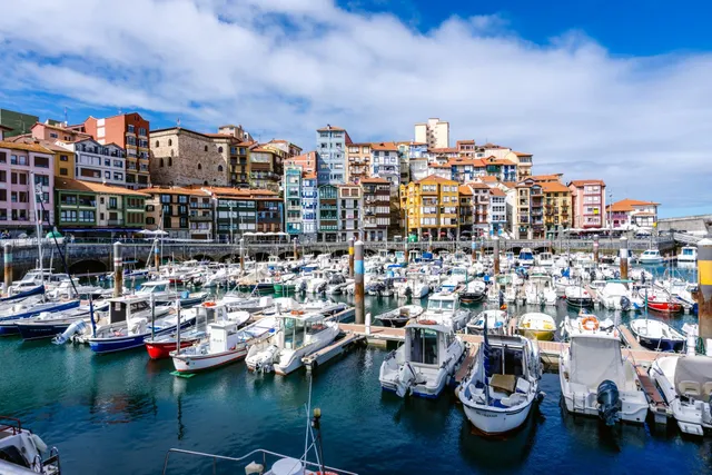 Gamarra Iturregui Consultores Inmobiliarios vende acogedora vivienda listo para entrar a vivir con garaje opcional en pleno Casco Viejo de Bermeo junto al Puerto. — 17