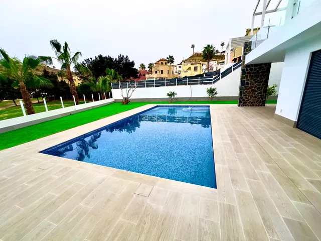 VILLA PRIMERA LÍNEA GOLF — 18