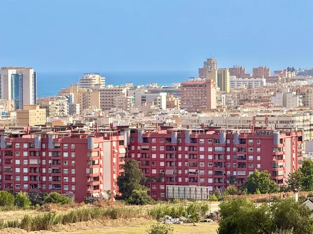 Adosado en Torreblanca, Fuengirola con piscina, garaje y áti - foto 2