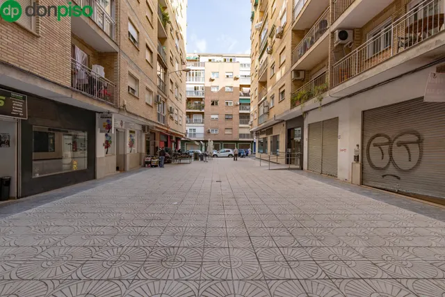 Piso con terraza y gran potencial junto a Camino de Ronda — 41