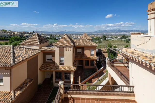 Ponemos a la venta esta preciosa casa en Urbanizacion cerrada, con zonas comunes y piscina comunitaria. — 35