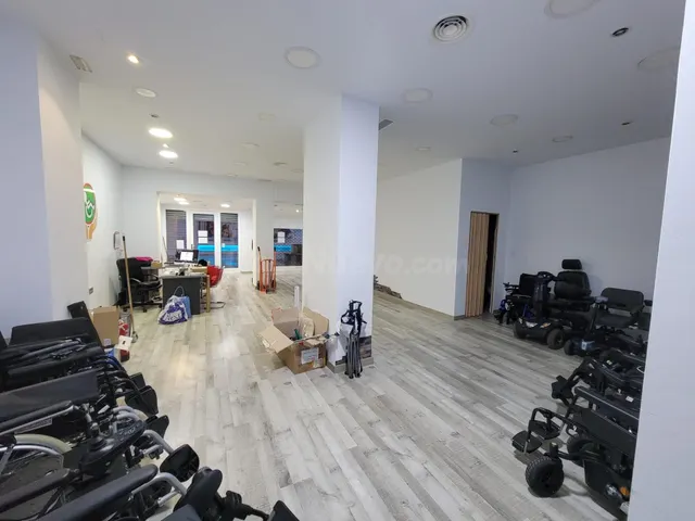 Gran local comerial en alquiler en Antonio Hurtado — 4