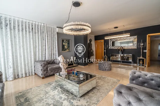 Chalet en venta con ascensor, piscina y grandes espacios en Canet de Mar — 10