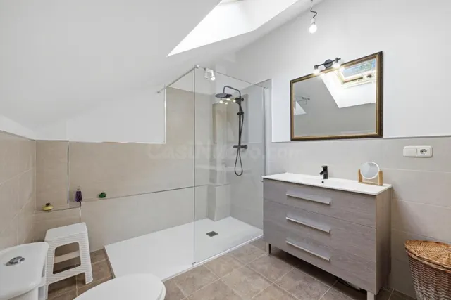 UNA JOYA EN PIEDRA GALLEGA EN EL CORAZÓN DE LAS RÍAS BAIXAS. 407 m2 construidos | Parcela: 1.626 m2 | Dormitorios: 4 | Baños: 3 — 47
