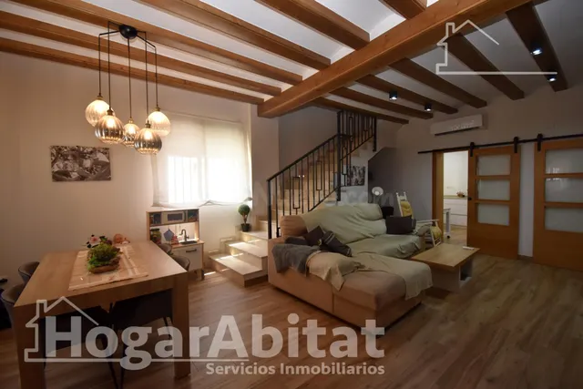 BONITA CASA TOTALMENTE REFORMADA CON GARAJE Y GRAN TERRAZA