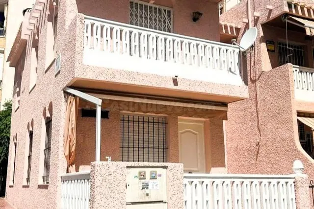 Casa adosada céntrica (108 m2) con 3 dormitorios, 2 baños ¡y - foto 2
