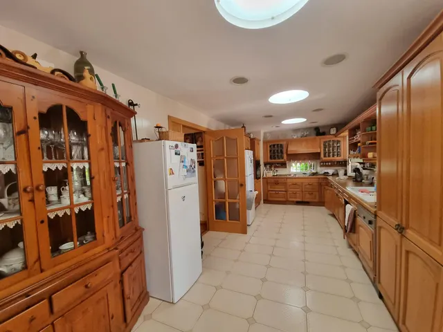 Chalet con patio, piscina, jardin, tenis, porche ,bodega  y garage — 7