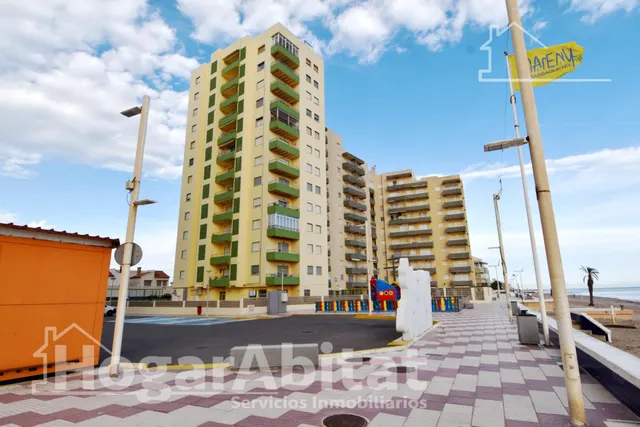 Vistas al mar en primera línea y terraza en este luminoso apartamento exterior en la playa del Mareny Blau — 48