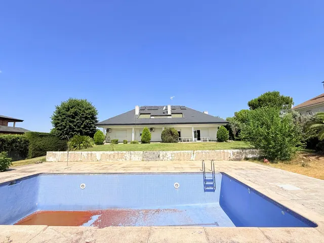 VENTA EN PLENO DOMINIO · Gran chalet de 545 m2 con placas solares y parcela privada de 3.000 m2 · Boadilla del Monte — 45