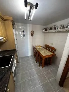 Gran apartamento familiar de 3 dormitorios, 2 baños y parkin - foto 2