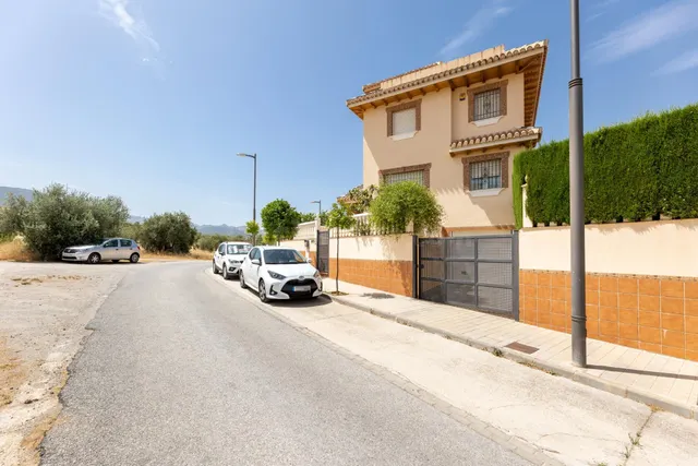 Espectacular Chalet a 10 Minutos del Centro de Granada — 2