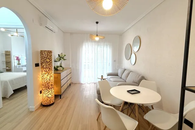 GRAN APARTAMENTO EN TORRVEIEJA: 2 HAB, 1 BAÑO — 2