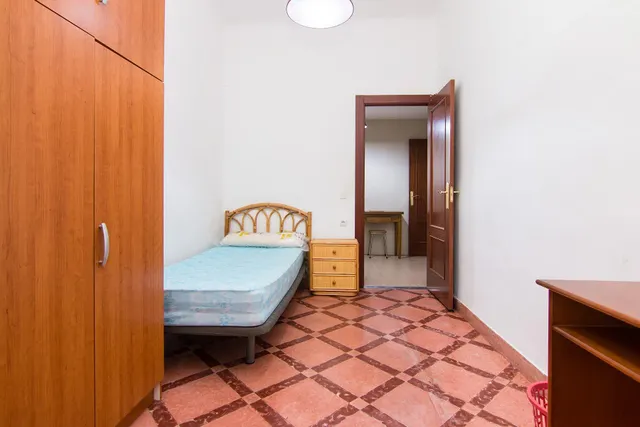 Por debajo de la Plaza Trinidad, a un paso de Facultad de Traductores, Derecho, Escuela de Arte y Oficios. Actualmente 6 estancias(incluido el salón). un cuarto de baño, un aseo, cocina. Techos Alto — 9