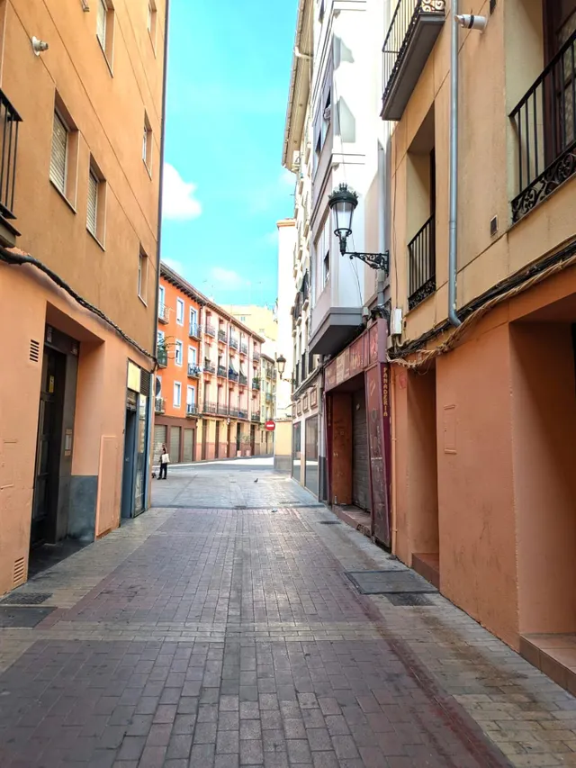 ALQUILER  local  en chaflán con Agustina de Aragon 55  y Calle Cerezo 11 — 10