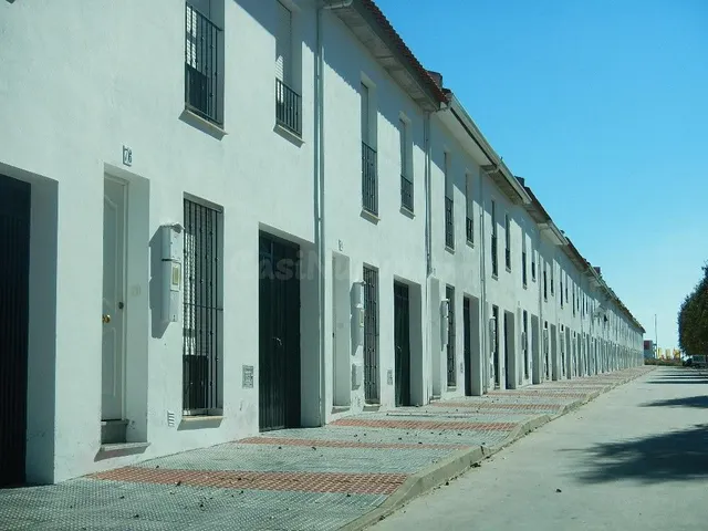 Se vende Casa Adosada OKUPADA en Avenida Avenida Badajoz 28 