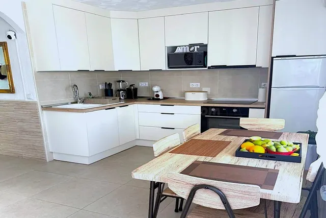 Bungalow reformado con 2 dormitorios, 1 baño y una amplia terraza frontal. Zona tranquila cerca de colegios y con buenas conexiones de transporte público. — 5