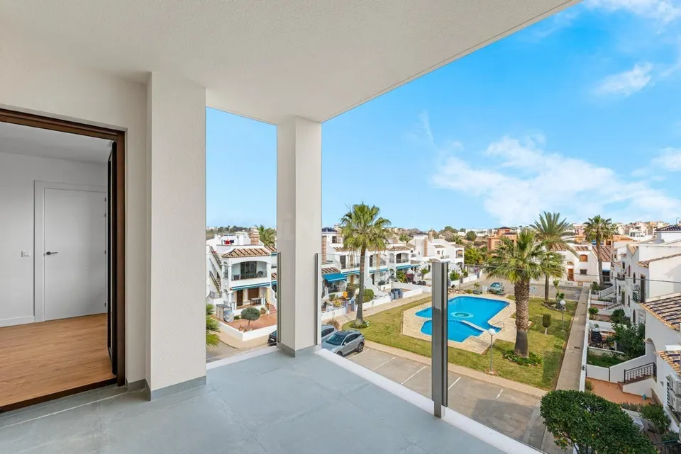 Ático con 2 dormitorios y 2 baños, solárium privado y vistas a la piscina en Villamartín (Orihuela Costa)