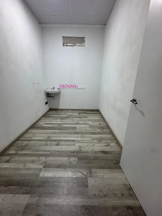 Local comercial en alquiler con tres salas y baño  adaptado — 12