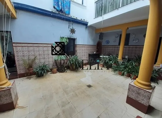 ¡JOYA HISTÓRICA EN ESQUINA! Casa Señorial con Garaje junto a - foto 4